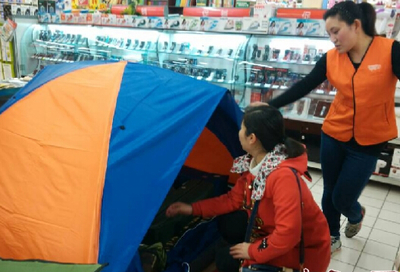 市光明路與弦歌大道交叉口污水堵路半個月無人治理，居民生活與戶外活動受影響